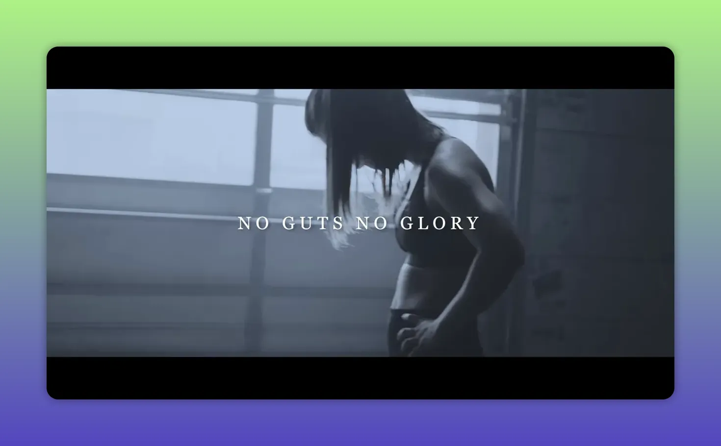 Atleta in palestra con le mani sui fianchi, piegata e concentrata, con la scritta 