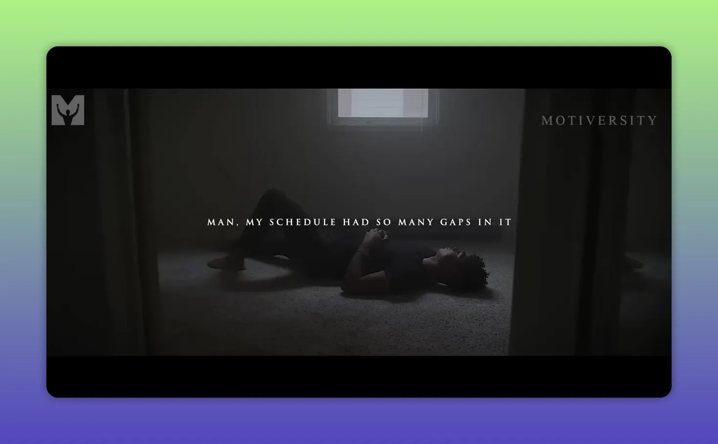 Persona sdraiata in una stanza vuota; sovrapposto il testo 'Man, my schedule had so many gaps in it'.