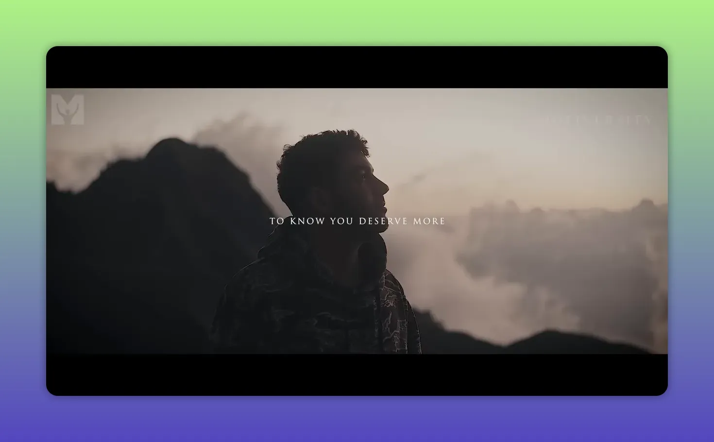 Sagoma di una persona che guarda l'orizzonte montano con testo 