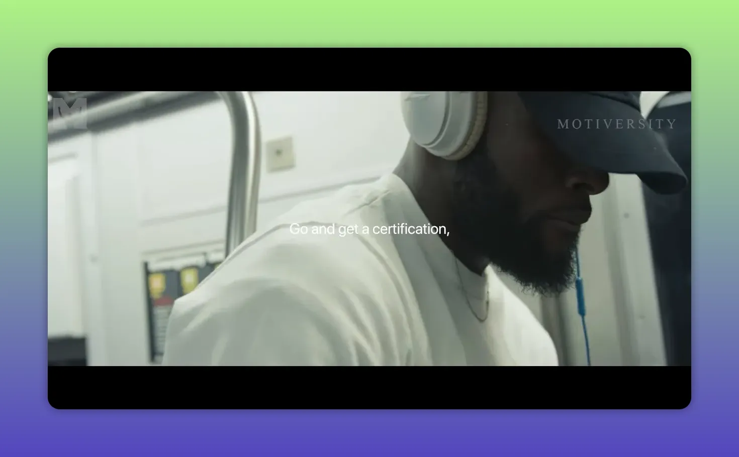 Persona con cuffie che studia su un treno, testo sovrapposto 'Go and get a certification'