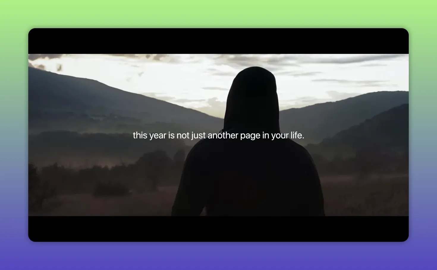 Sagoma di una persona di spalle su un paesaggio montano con testo motivazionale al centro