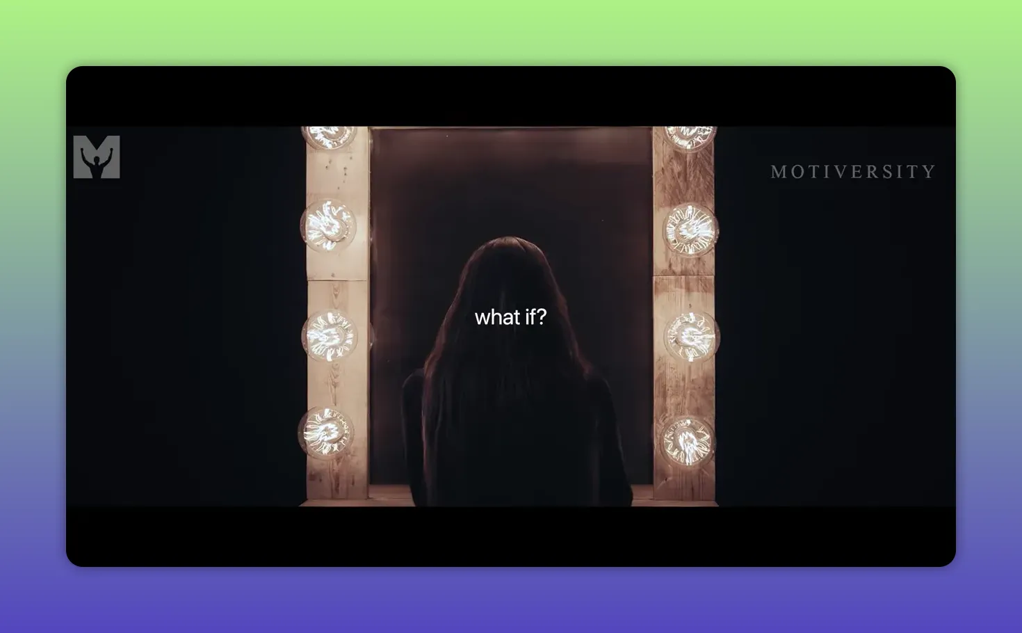 Persona di spalle davanti a un camerino illuminato con la scritta 'what if?'