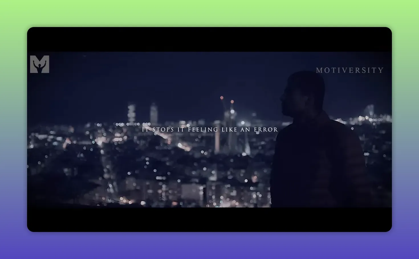 sagoma di una persona che osserva la città di notte con luci sfocate sullo sfondo