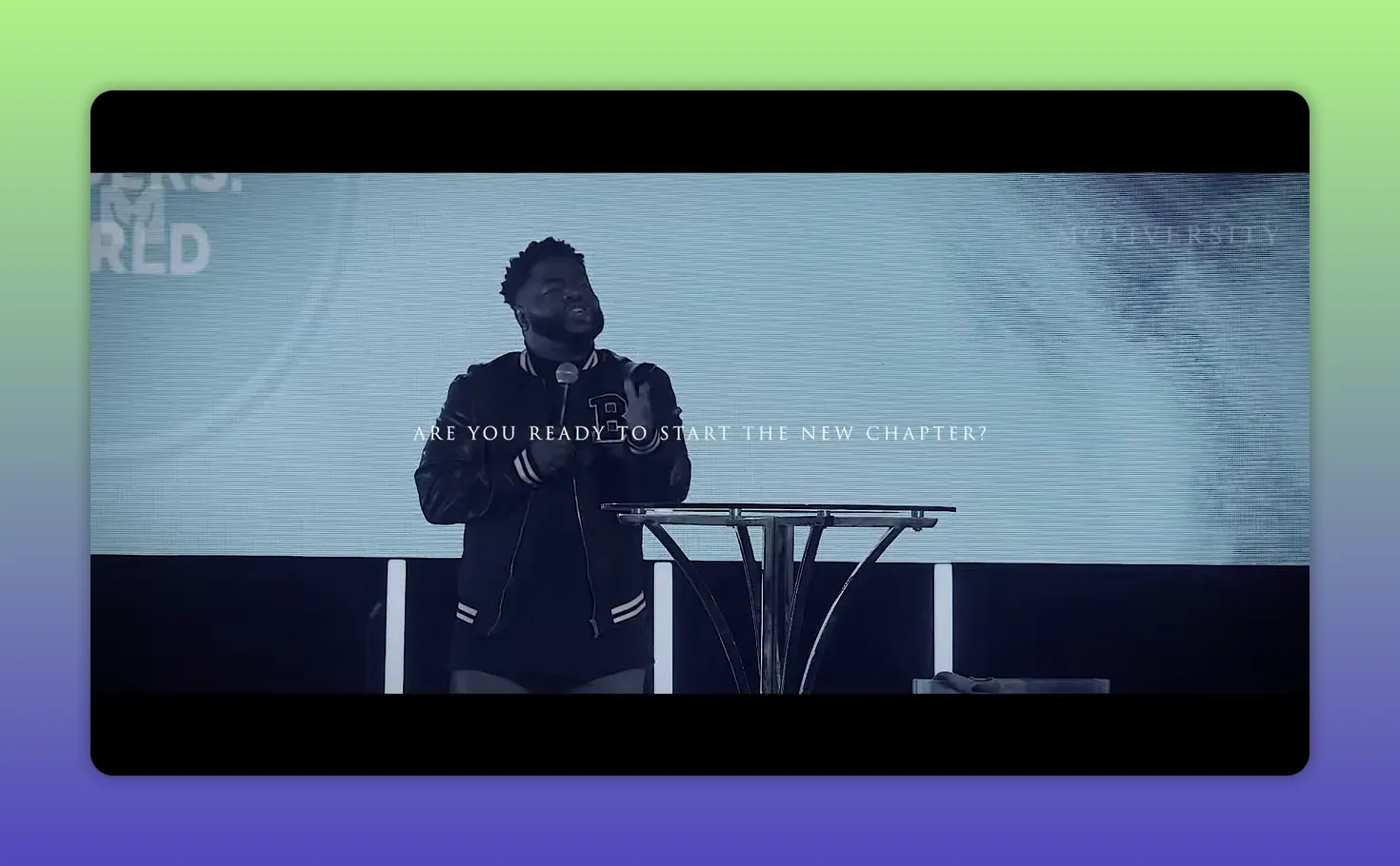 Relatore sul palco davanti a uno schermo che chiede 