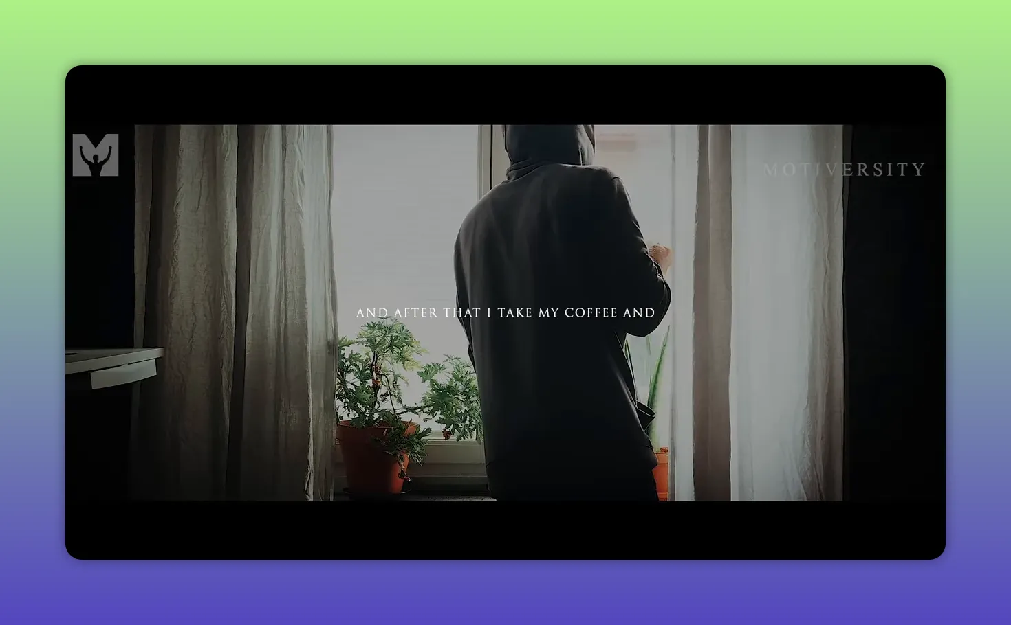 Persona vista di spalle che apre le tende al mattino con una pianta sul davanzale