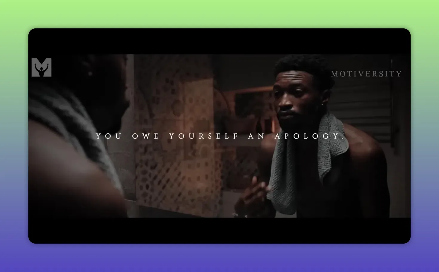Uomo che si guarda allo specchio con asciugamano sulla spalla e testo 'You owe yourself an apology'.