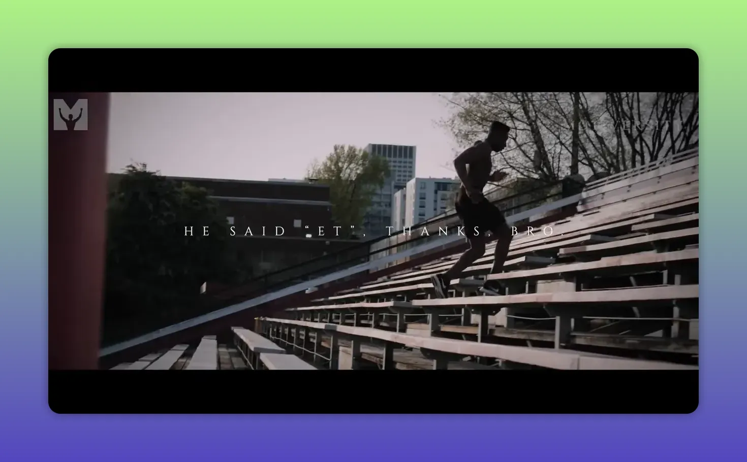 atleta che corre su gradinate di uno stadio durante l'allenamento