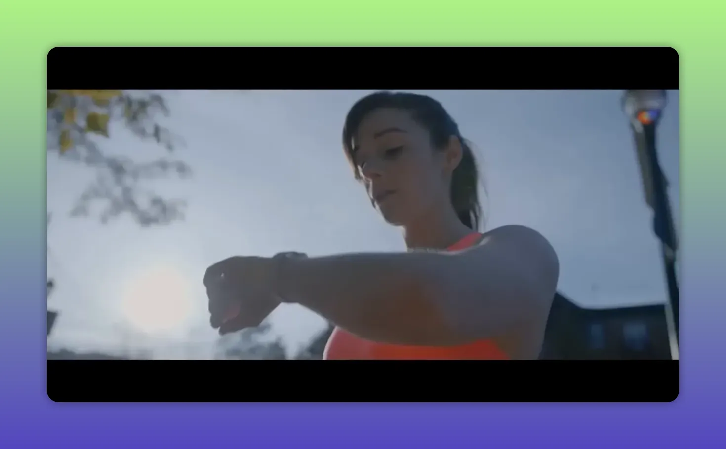 Donna che guarda il suo orologio prima di partire per l'allenamento, luce mattutina sullo sfondo.