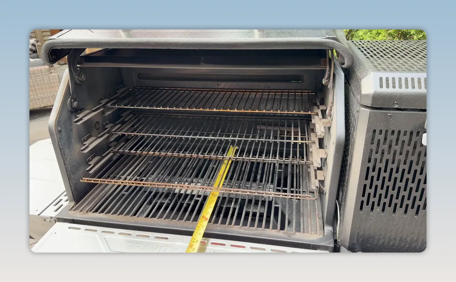 Cooking-space comparison graphic showing 460 square inches on the XT main grate, 1,260 total, and 352 for the G2