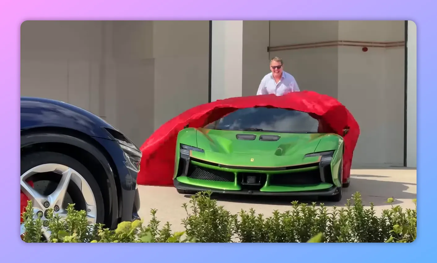 Ferrari SF90 XX Verde Corsa mentre viene scoperta dal telo rosso, vista frontale con dettagli aerodinamici