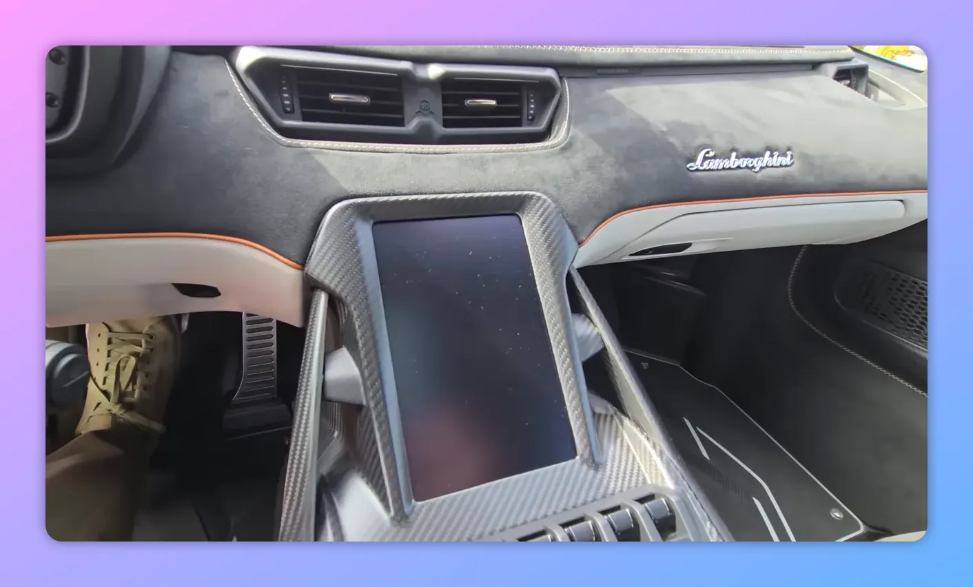 tunnel centrale Lamborghini Sian touchscreen e pedali vicino al piede
