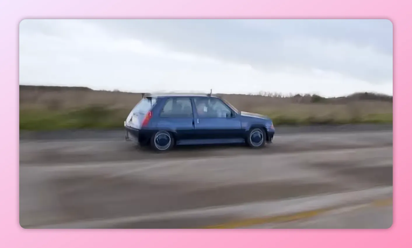 Renault 5 GT Turbo vista laterale in accelerazione sul rettilineo