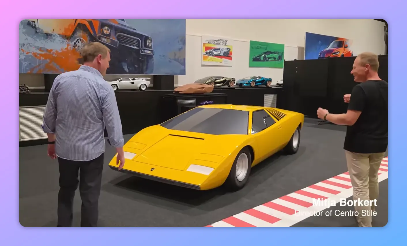 modello giallo ispirato al Countach nel Centro Stile con designer attorno