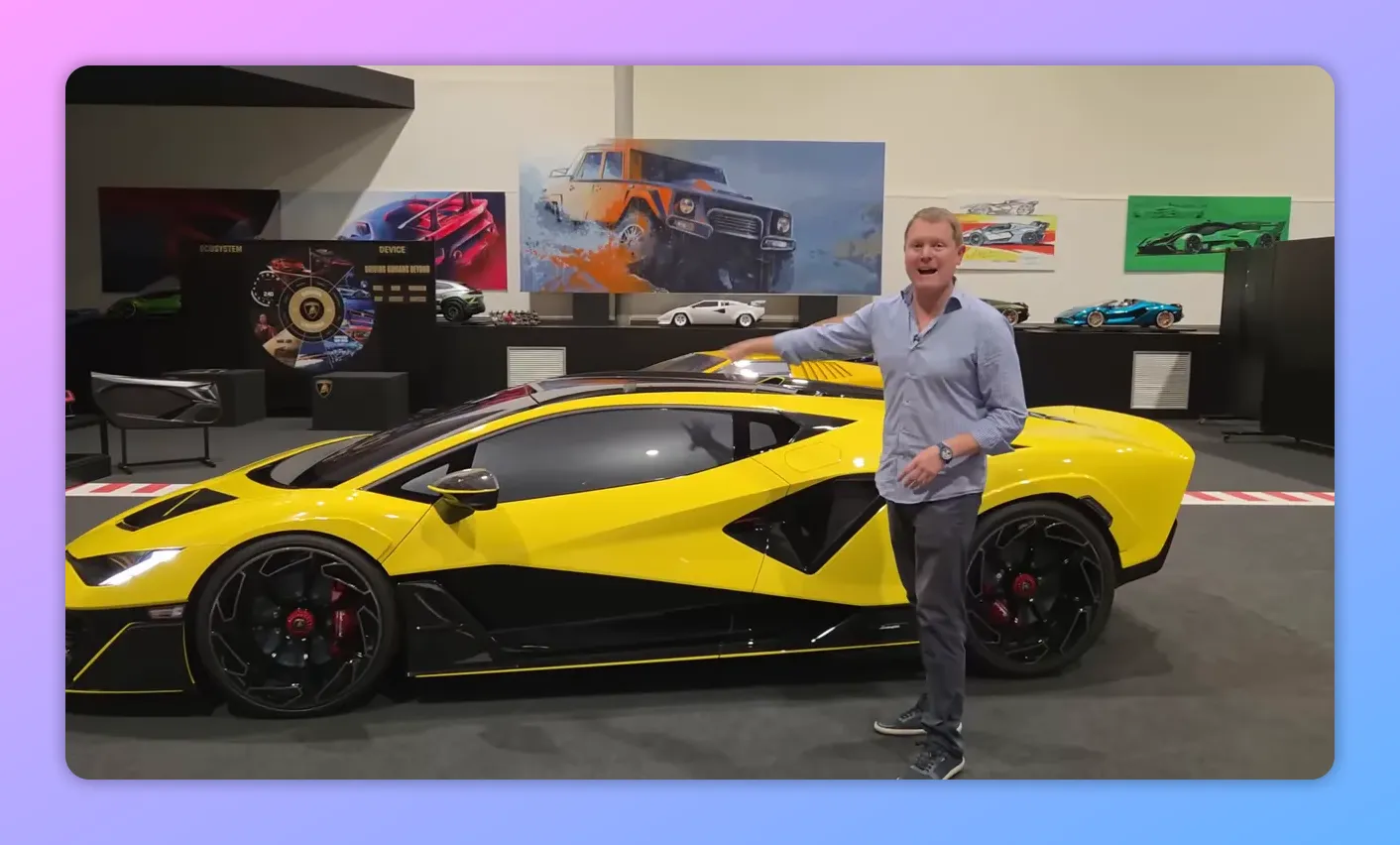 Profilo laterale della Lamborghini Phenomeno gialla con il presentatore che indica la vettura