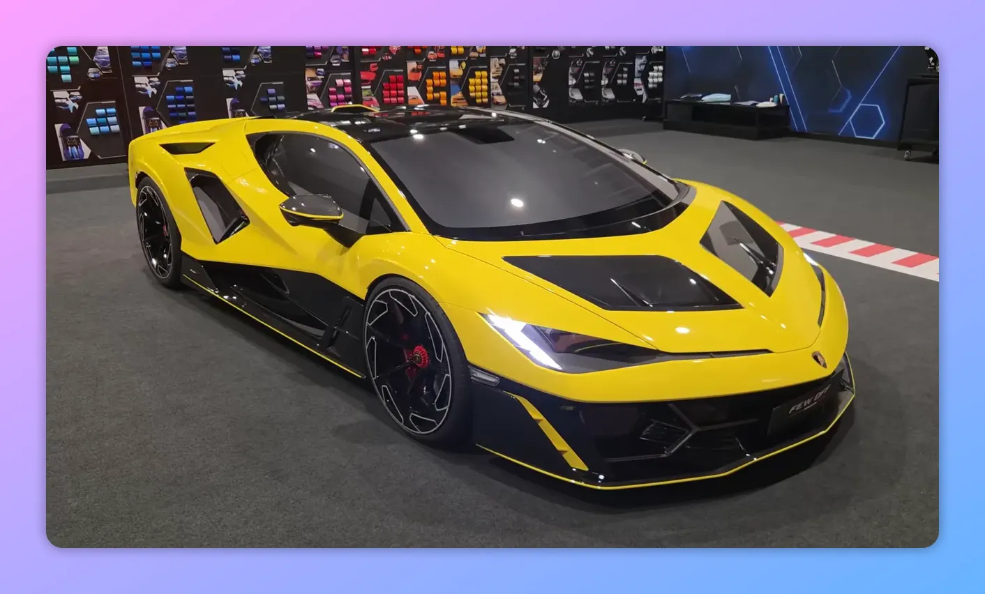 Lamborghini Phenomeno 3/4 anteriore che mostra silhouette lunga e luci a Y