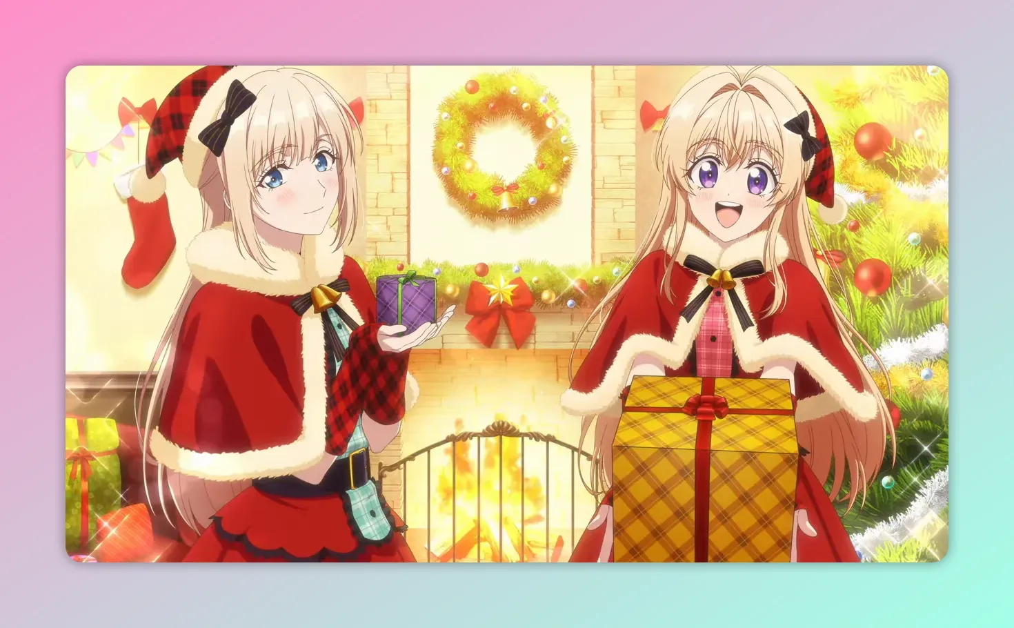 暖炉とクリスマスツリーを背景に、二人の少女がそれぞれプレゼントを持って並ぶ和やかな場面