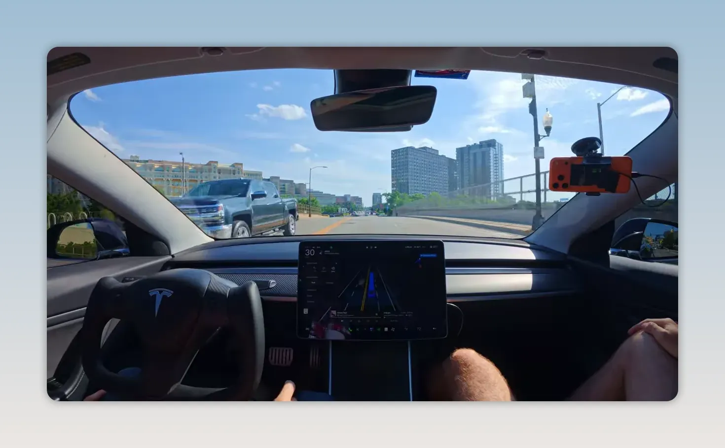Tesla 中控螢幕顯示停車選項包含 park curbside parking lot street driveway