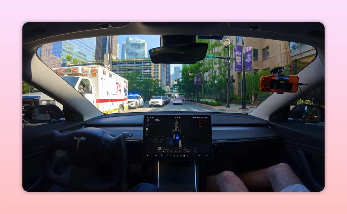車內前方左側可見救護車通過 市區道路上車流壅塞