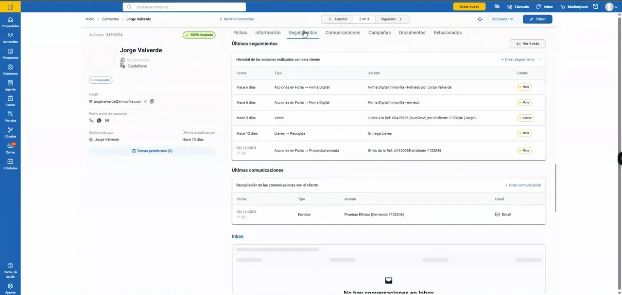 Pestaña de seguimientos de una ficha de contacto con registros de actividad