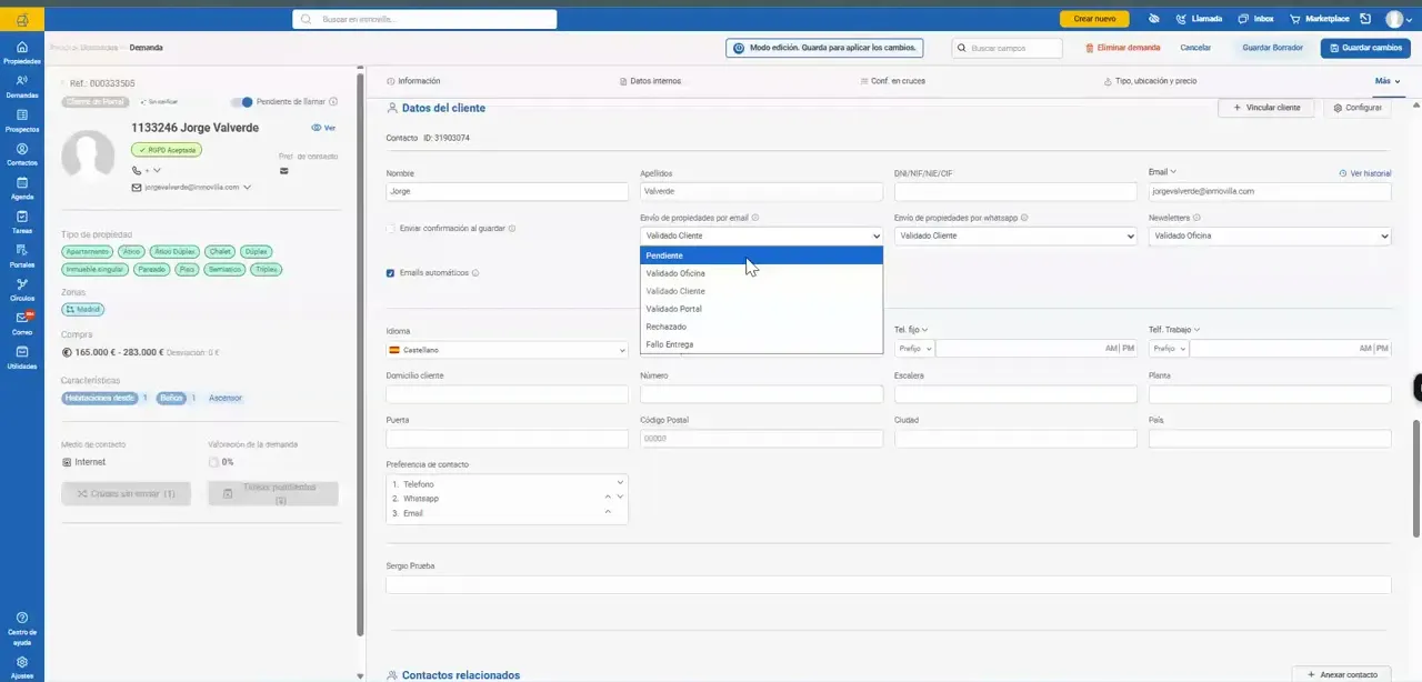 Formulario de datos de cliente con menú desplegable de estados de validación abierto