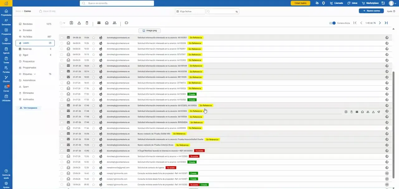 Bandeja de correo de Inmovilla con lista de mensajes y etiquetas de colores