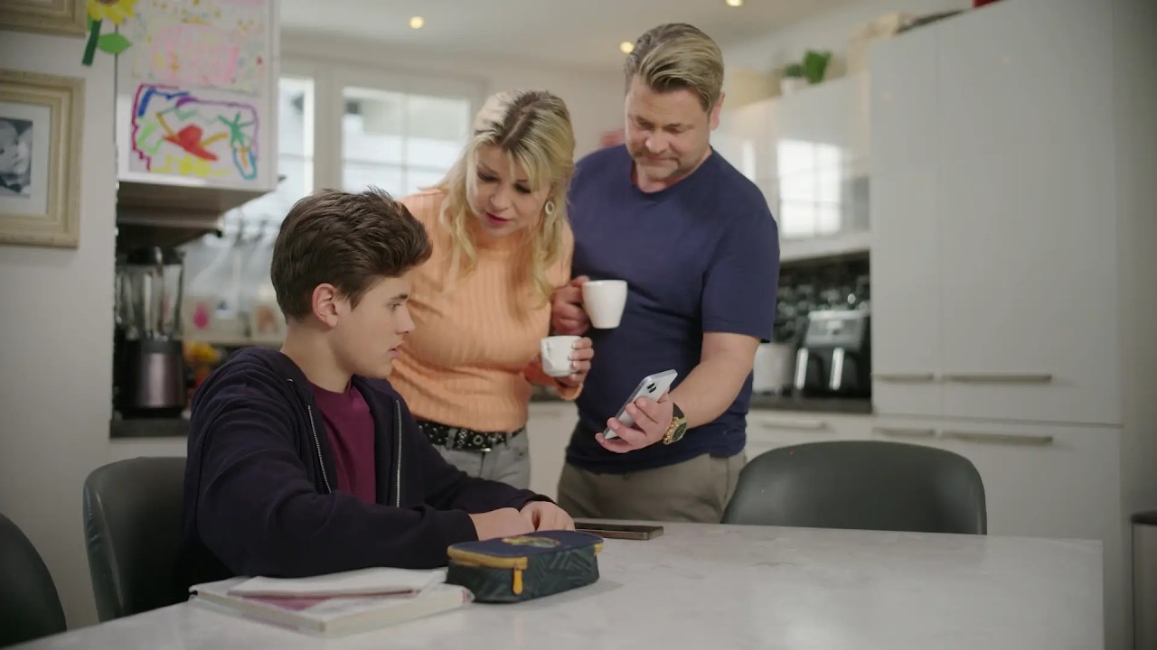 video thumbnail for 'Ihre Familie. Sicher online #DigitalHomeService'