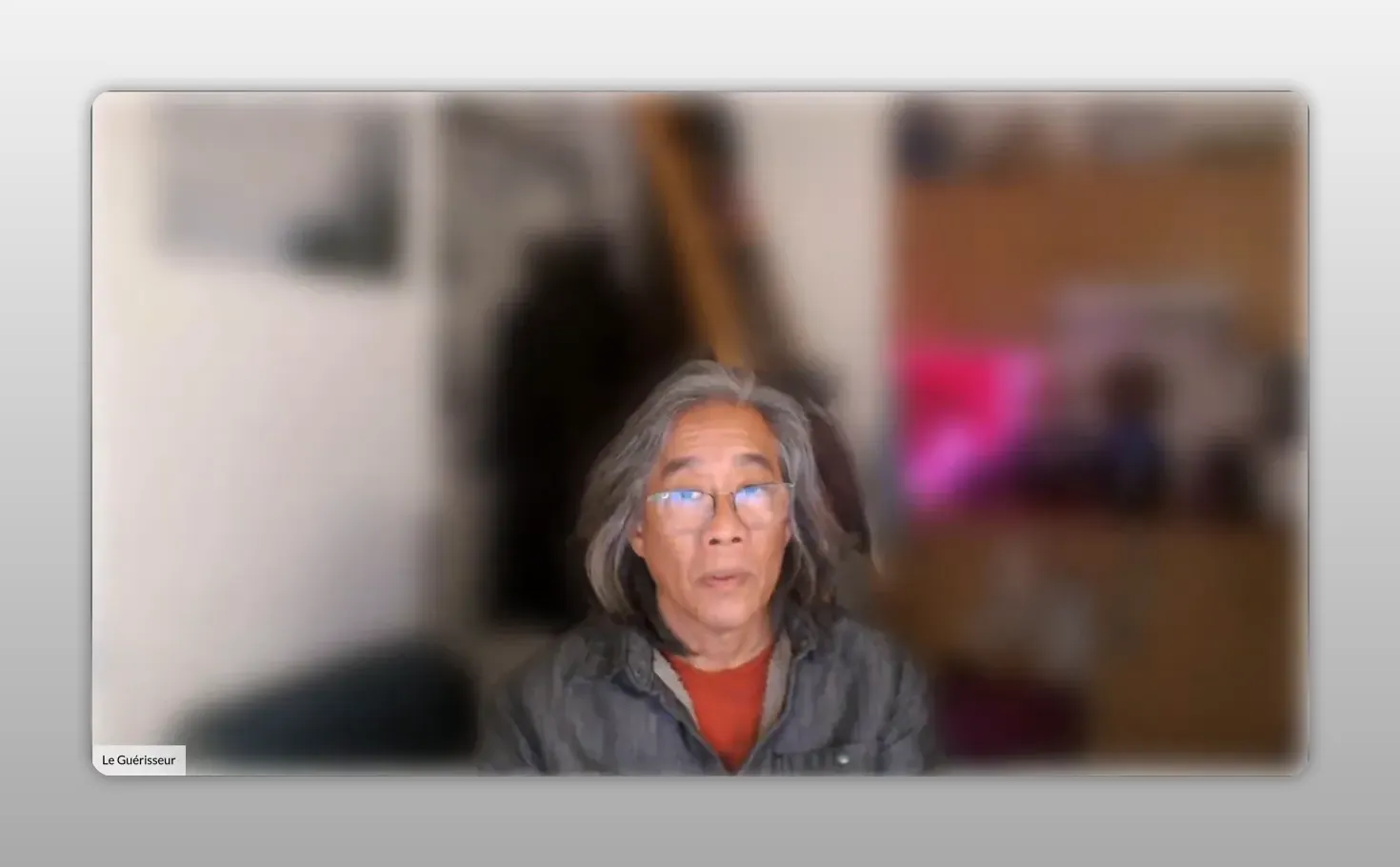 Intervenant en webcam, posture centrée et regard posé — illustration d'un rituel expliqué.