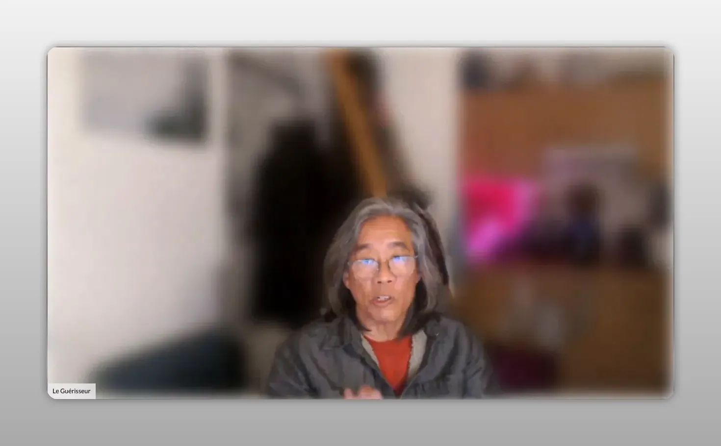 Intervenant en webcam, visage centré et engagé, bouche ouverte en explication, fond flou