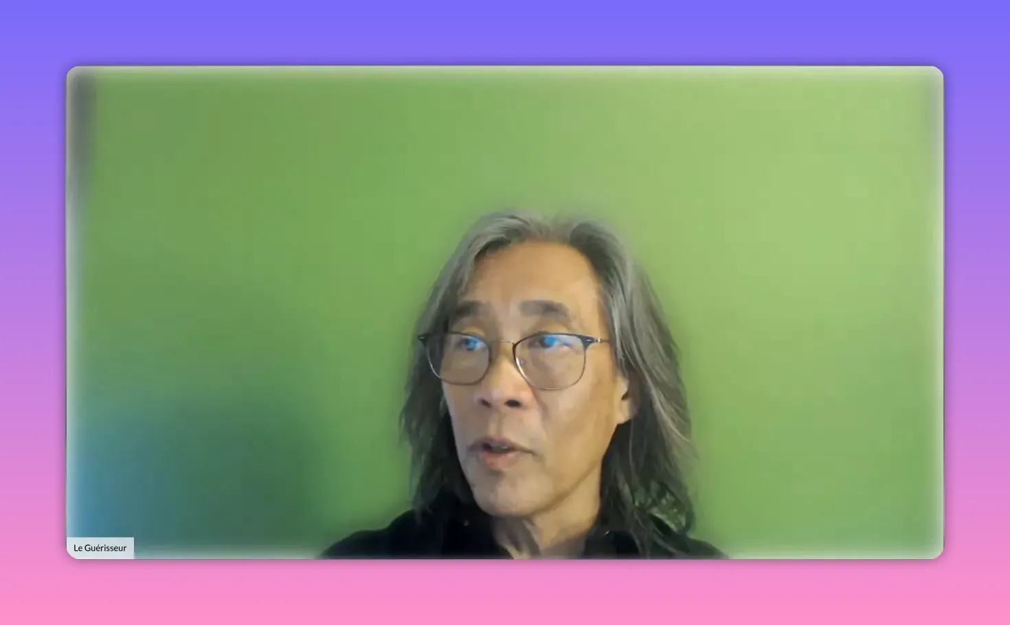 Praticien en plan large regardant vers la droite devant un fond vert