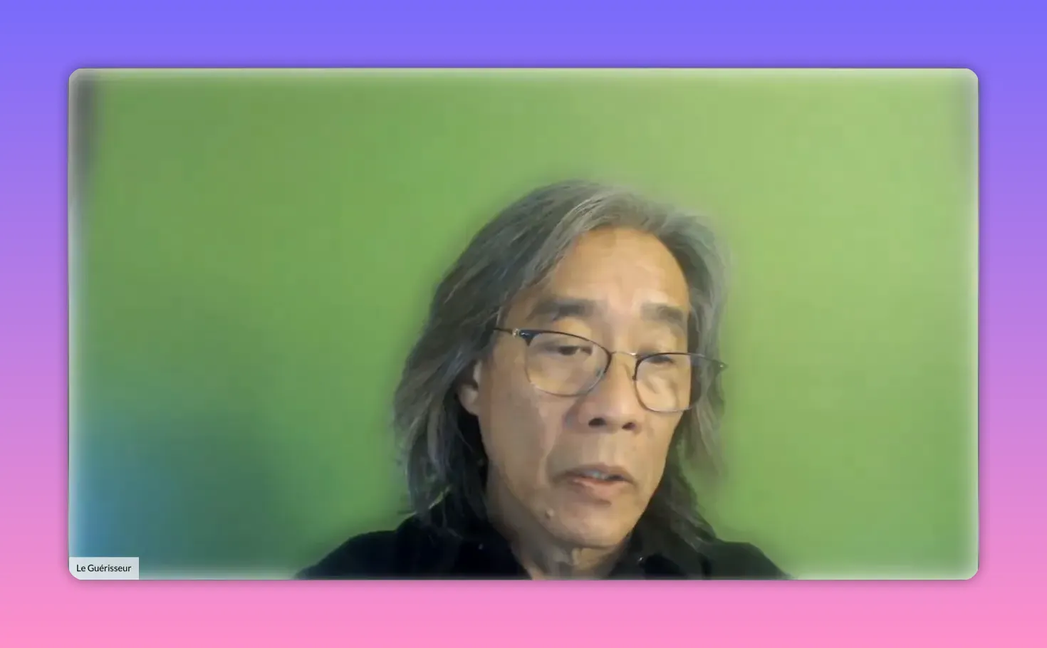 Portrait net du praticien expliquant les trois piliers du protocole Yi, fond vert