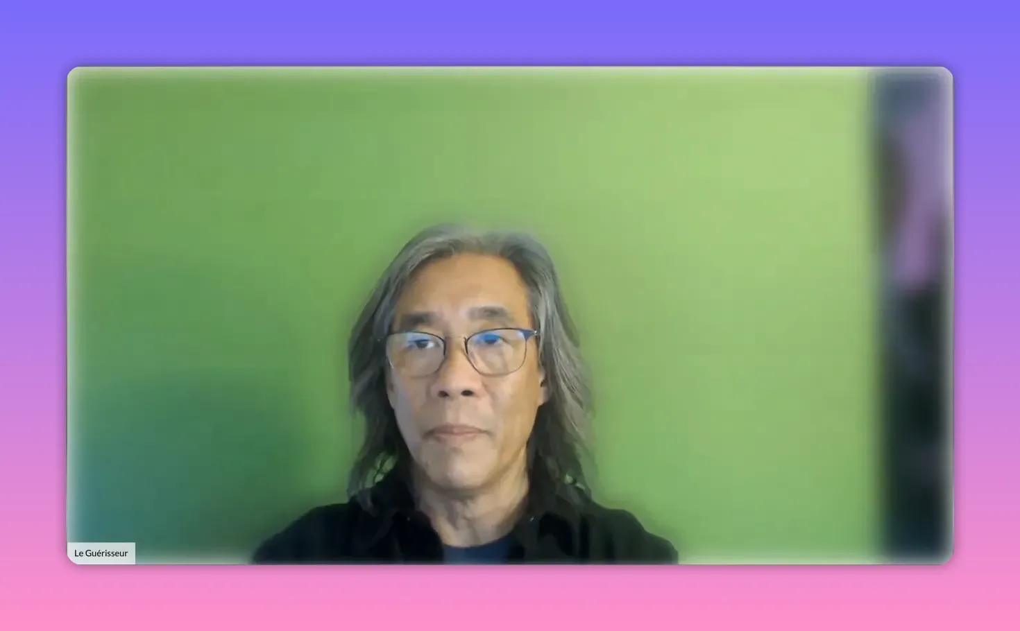 Praticien calme devant un fond vert illustrant une intention concentrée