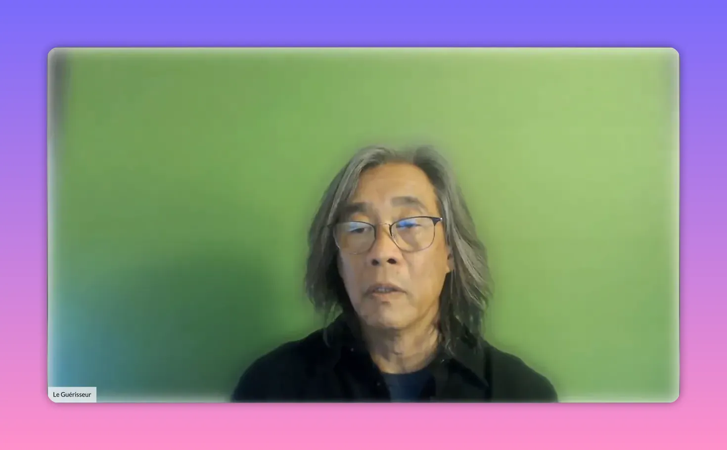 Praticien net et centré devant un fond vert, posture explicative