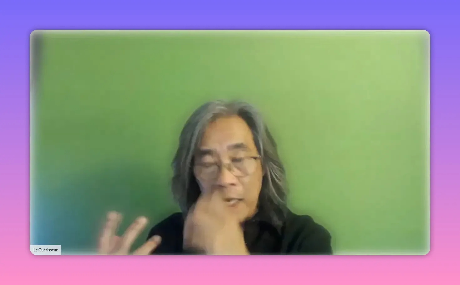 Praticien gesticulant, mains visibles, illustrant un geste de pratique