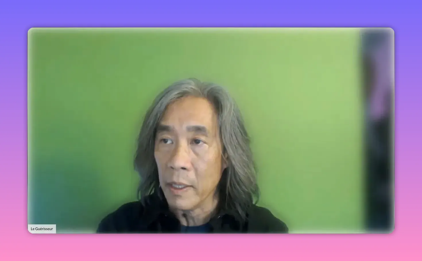 Praticien regardant vers la droite devant un fond vert, expliquant la métaphore du laser