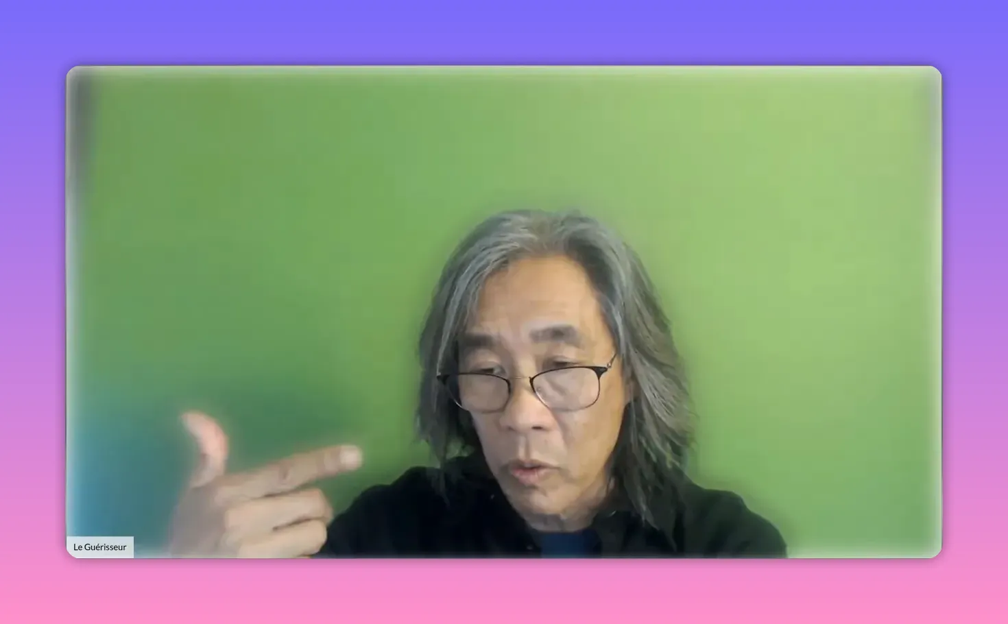 Praticien faisant un geste explicatif de la main devant un fond vert, illustrant un placement de mains