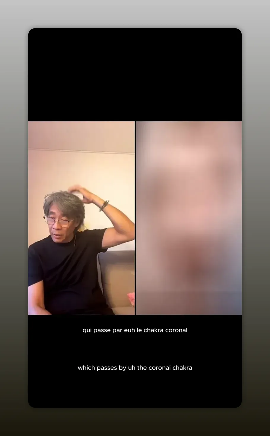 Intervenant touchant le sommet de la tête en évoquant le chakra coronal et la colonne de lumière