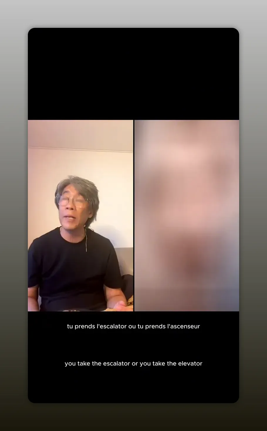 Intervenant expliquant 'tu prends l'escalator ou tu prends l'ascenseur' en écran partagé, sous-titres visibles