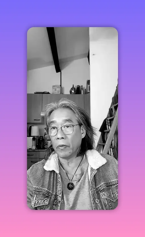 Intervenant tourné légèrement sur le côté expliquant la notion de duplication