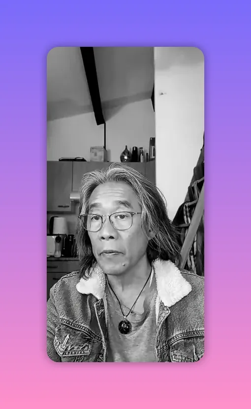 Orateur recommandant prudence et ancrage face aux risques de la régression karmique