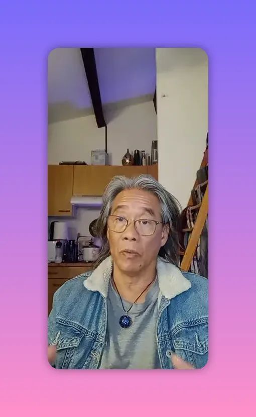 Intervenant en plan moyen, mains en mouvement, expliquant la notion de famille d'âme et de rôles