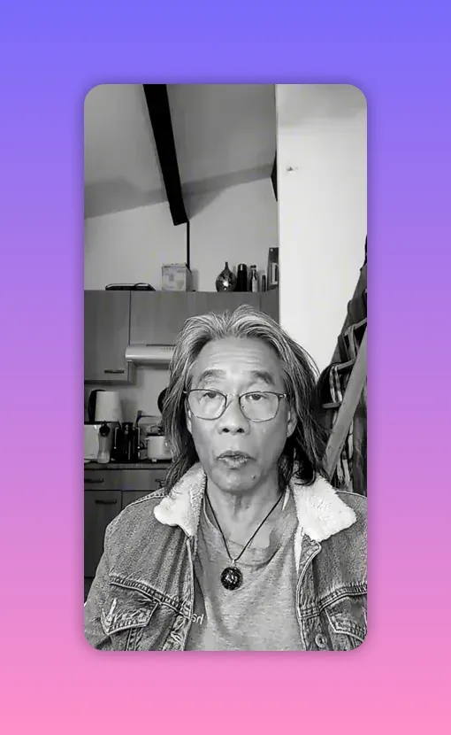 Intervenant regardant l'objectif, expression sérieuse et engageante