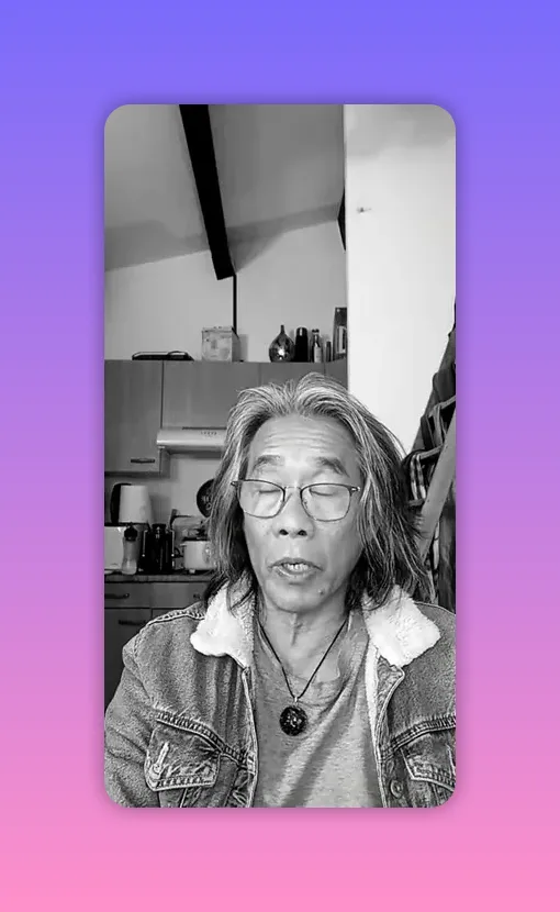 Intervenant en gros plan, yeux fermés dans un moment d'intériorité