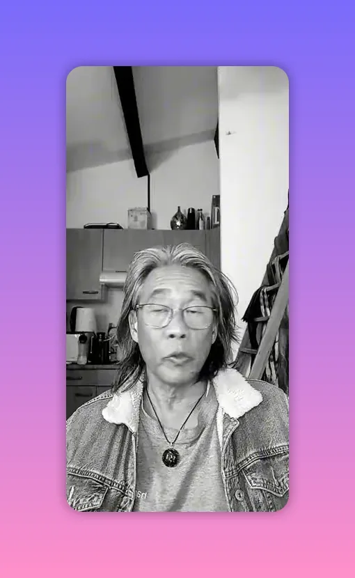 Intervenant les yeux fermés en plan rapproché, moment méditatif