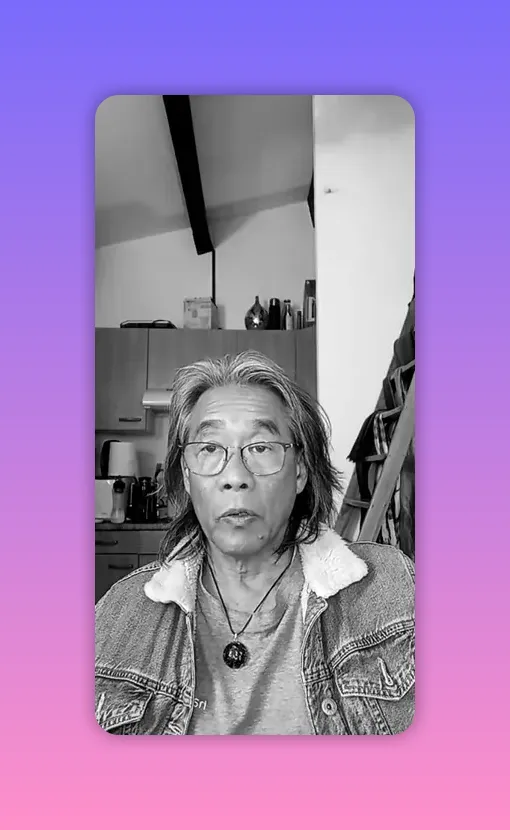 Intervenant centré en gros plan, expression calme et posée, arrière-plan cuisine