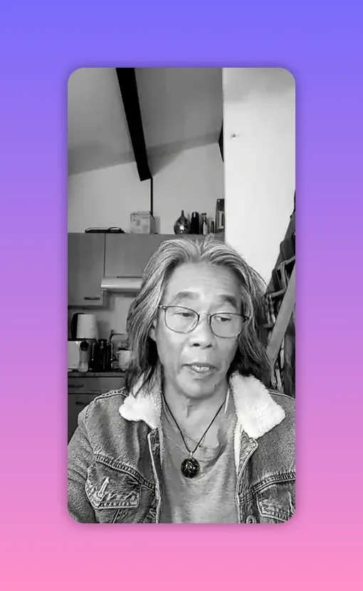 Portrait en noir et blanc d'un intervenant, expression calme et contemplative, regard baissé