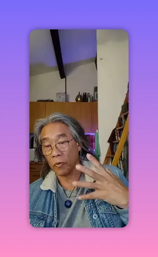 Intervenant en plan rapproché, main levée en geste explicatif, expliquant l'analogie IA et âme