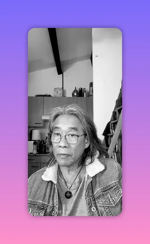 Intervenant regardant l'objectif, expression posée expliquant les niveaux vibratoires