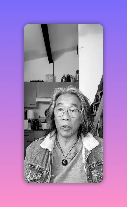 Intervenant regardant légèrement vers le haut, expression engagée