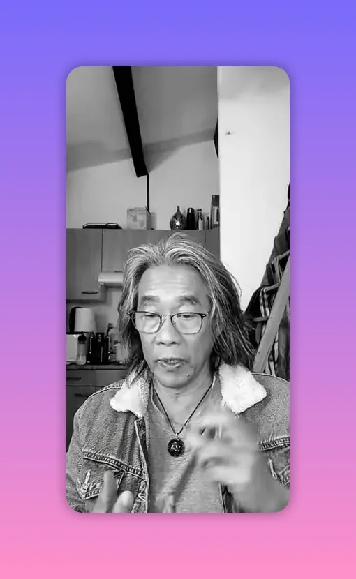 Conférencier gesticulant avec les deux mains, expliquant l'analogie de l'oignon