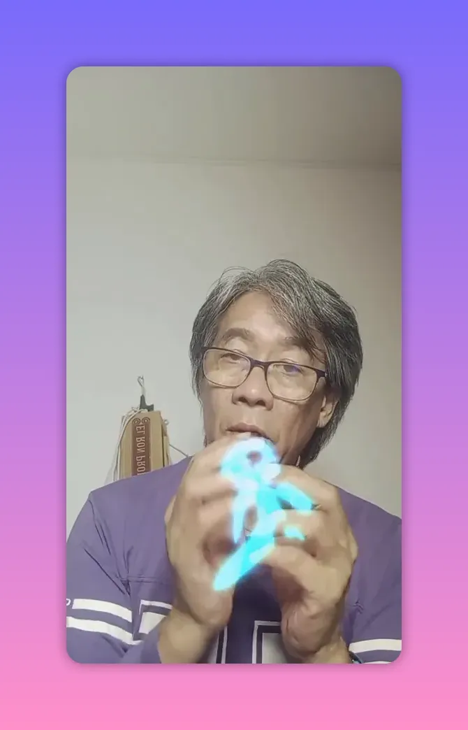 Praticien formant un oiseau lumineux bleu entre ses mains, symbole de libération